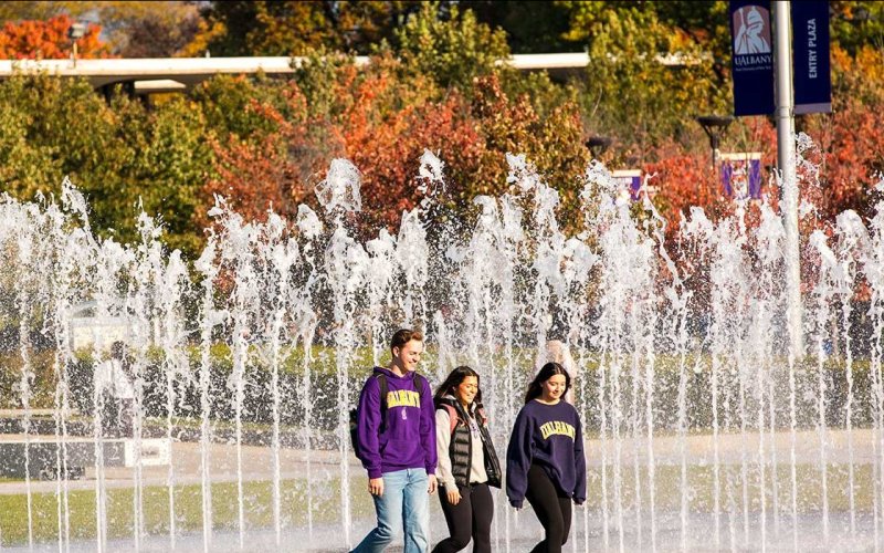 UAlbany students walking past the fountain 