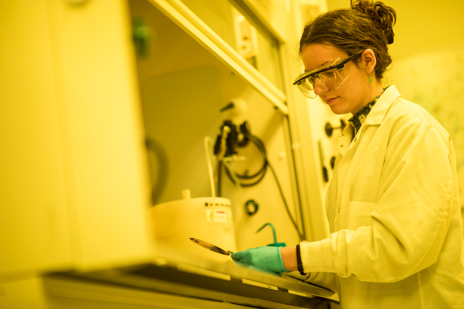 A student working in a UAlbany nanotechnology lab.