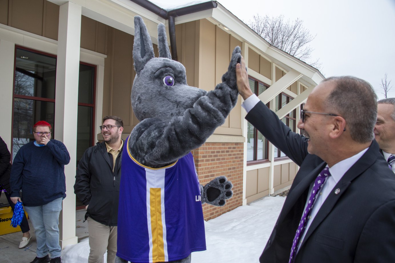 University President Havidán Rodríguez giving a big high five to UAlbany mascot Damien!