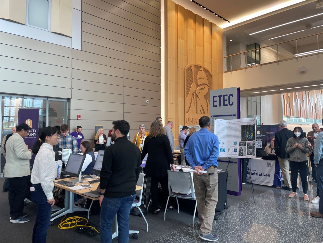 Interactive Tabling, people talking at tables